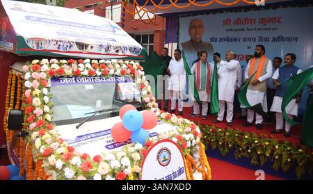 Patna, Indien. April 2025. PATNA, INDIEN - 14. APRIL: Bihar-Ministerpräsident Nitish Kumar, stellvertretender Ministerpräsident Samrat Choudhary und andere, die Jan Jagran Rath während Dr. Ambedkar Samagra Seva Abhiyan auf dem Campus von Adhiveshan Bhawan am 14. April 2025 in Patna, Indien, abflaggen. (Foto: Santosh Kumar/Hindustan Times/SIPA USA) Credit: SIPA USA/Alamy Live News Stockfoto
