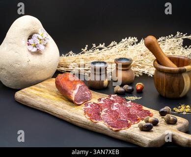 Ein exquisites, handwerkliches Charcuterie Board, das rustikale Elemente und Stil vereint Stockfoto