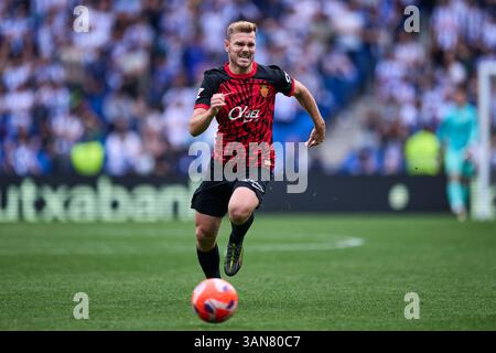 Antonio Latorre „Lato“ von RCD Mallorca mit dem Ball während des LaLiga EA Sports Matches zwischen Real Sociedad und RCD Mallorca in der reale Arena auf AP Stockfoto