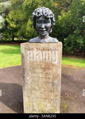 Sheila McKechnie war eine schottische Gewerkschafterin, Wohnungsaktivistin und Konsumaktivistin, Gedenkbüchse im Dollar Park, Camelon Falkirk Schottland Stockfoto