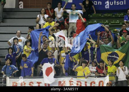 Fans Japans bejubeln sein Team beim Spiel der FIFA Futsal-Weltmeisterschaft Brasilien 2008 gegen die Salomon Islands am 4. Oktober 2008 im Nilson Nelson Stadion in Brasilia. Japan gewann mit 7:2. (Foto: Nelson Antoine / FOTOARENA / PHOTOXPHOTO) (Foto: © Cal Sport Media/ZUMA Press) Stockfoto