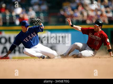 23. Juni 2007: Arlington, Texas. Houston Astros Right Fielder Luke Scott (30) wird am 23. Juni 2007 vom Texas Rangers Shortstop Michael Young im Rangers Ballpark in Arlington, Texas, entlassen. . Die Rangers besiegten die Astros 7-2. Foto Â Jeff Etessam / Cal Sport Media (Foto: © FOTOGRAF/Cal Sport Media) Stockfoto