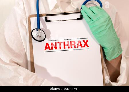 Auf der Visitenkarte Text ANTHRAX, neben roten Kapseln Stockfoto