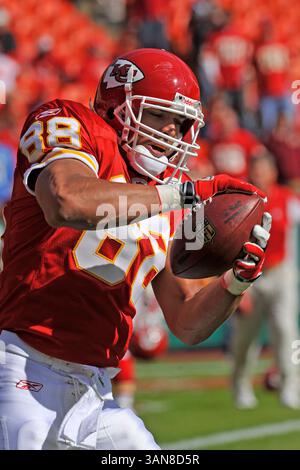 19. Oktober 2008 - Kansas City, MO..Tight End Tony Gonzalez #88 der Kansas City Chiefs vor einem Spiel gegen die Tennessee Titans im Arrowhead Stadium in Kansas City, Missouri am 19. Oktober 2008... besiegten die Titans die Chiefs 34-10..Peter G. Aiken/CSM (Credit Image: © Cal Sport Media/ZUMA Press) Stockfoto