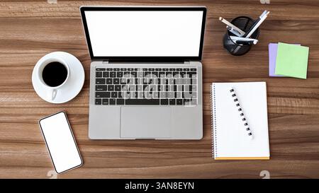Flatlay von Laptop, Smartphone mit leerem Bildschirm Stockfoto