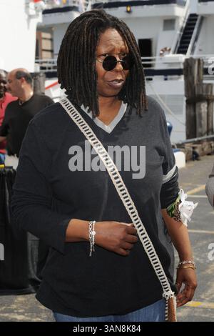 Am 17. September 2008 taufte die New Yorker Schauspielerin Whoopi Goldberg am 17. September 2008 in New York City das neueste Schiff der Circle Line „The Manhattan“ (Foto: © Sharkpixs/ZUMA Press). Stockfoto