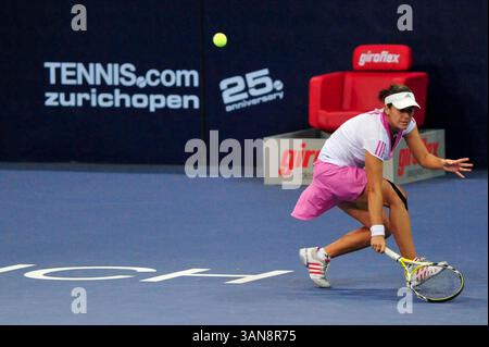 17. Oktober 2008: Anabel Medina Garrigues (ESP) kämpft im Viertelfinalspiel bei den Zurich Open in Zürich gegen Victoria Azarenka (BLR). Garrigues gewann das Spiel, nachdem Azarenka ihre Schulter im 3. Satz vertieft hatte. John C Middlebrook/CSM (Bild: © Cal Sport Media/ZUMA Press) Stockfoto