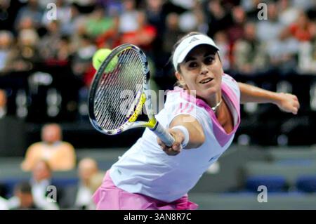 17. Oktober 2008: Anabel Medina Garrigues (ESP) kämpft im Viertelfinalspiel bei den Zurich Open in Zürich gegen Victoria Azarenka (BLR). Garrigues gewann das Spiel, nachdem Azarenka ihre Schulter im 3. Satz vertieft hatte. John C Middlebrook/CSM (Bild: © Cal Sport Media/ZUMA Press) Stockfoto
