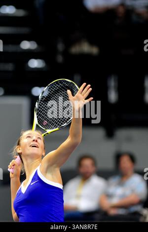 17. Oktober 2008: Victoria Azarenka (BLR) kämpft im Viertelfinalspiel bei den Zurich Open in Zürich gegen Anabel Medina Garrigues (ESP). Garrigues gewann das Spiel, nachdem Azarenka ihre Schulter im 3. Satz vertieft hatte. John C Middlebrook/CSM (Bild: © Cal Sport Media/ZUMA Press) Stockfoto