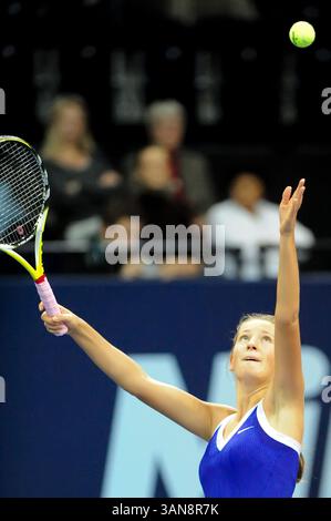 17. Oktober 2008: Victoria Azarenka (BLR) kämpft im Viertelfinalspiel bei den Zurich Open in Zürich gegen Anabel Medina Garrigues (ESP). Garrigues gewann das Spiel, nachdem Azarenka ihre Schulter im 3. Satz vertieft hatte. John C Middlebrook/CSM (Bild: © Cal Sport Media/ZUMA Press) Stockfoto
