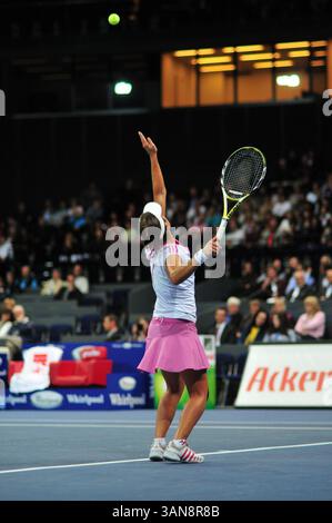 17. Oktober 2008: Anabel Medina Garrigues (ESP) kämpft im Viertelfinalspiel bei den Zurich Open in Zürich gegen Victoria Azarenka (BLR). Garrigues gewann das Spiel, nachdem Azarenka ihre Schulter im 3. Satz vertieft hatte. John C Middlebrook/CSM (Bild: © Cal Sport Media/ZUMA Press) Stockfoto