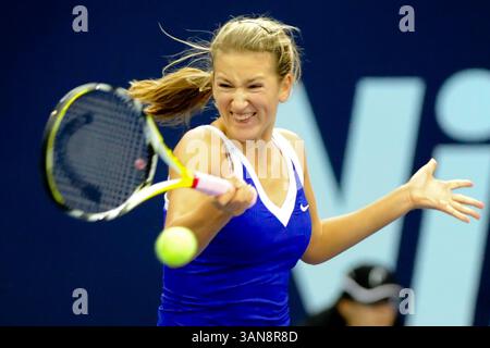 17. Oktober 2008: Victoria Azarenka (BLR) kämpft im Viertelfinalspiel bei den Zurich Open in Zürich gegen Anabel Medina Garrigues (ESP). Garrigues gewann das Spiel, nachdem Azarenka ihre Schulter im 3. Satz vertieft hatte. John C Middlebrook/CSM (Bild: © Cal Sport Media/ZUMA Press) Stockfoto