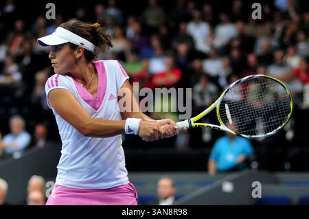 17. Oktober 2008: Anabel Medina Garrigues (ESP) kämpft im Viertelfinalspiel bei den Zurich Open in Zürich gegen Victoria Azarenka (BLR). Garrigues gewann das Spiel, nachdem Azarenka ihre Schulter im 3. Satz vertieft hatte. John C Middlebrook/CSM (Bild: © Cal Sport Media/ZUMA Press) Stockfoto