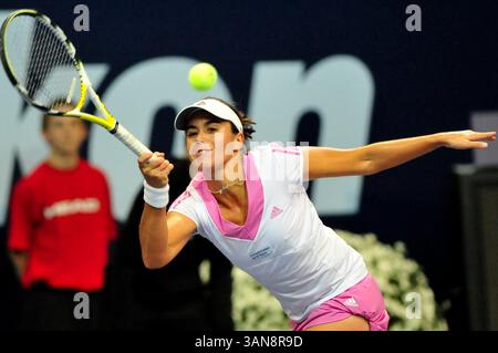 17. Oktober 2008: Anabel Medina Garrigues (ESP) kämpft im Viertelfinalspiel bei den Zurich Open in Zürich gegen Victoria Azarenka (BLR). Garrigues gewann das Spiel, nachdem Azarenka ihre Schulter im 3. Satz vertieft hatte. John C Middlebrook/CSM (Bild: © Cal Sport Media/ZUMA Press) Stockfoto