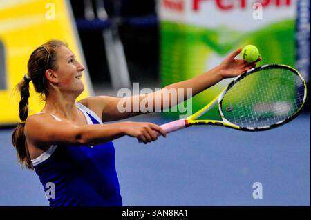 17. Oktober 2008: Victoria Azarenka (BLR) kämpft im Viertelfinalspiel bei den Zurich Open in Zürich gegen Anabel Medina Garrigues (ESP). Garrigues gewann das Spiel, nachdem Azarenka ihre Schulter im 3. Satz vertieft hatte. John C Middlebrook/CSM (Bild: © Cal Sport Media/ZUMA Press) Stockfoto