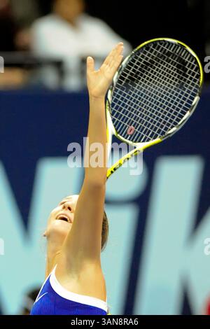 17. Oktober 2008: Victoria Azarenka (BLR) kämpft im Viertelfinalspiel bei den Zurich Open in Zürich gegen Anabel Medina Garrigues (ESP). Garrigues gewann das Spiel, nachdem Azarenka ihre Schulter im 3. Satz vertieft hatte. John C Middlebrook/CSM (Bild: © Cal Sport Media/ZUMA Press) Stockfoto