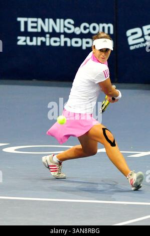 17. Oktober 2008: Anabel Medina Garrigues (ESP) kämpft im Viertelfinalspiel bei den Zurich Open in Zürich gegen Victoria Azarenka (BLR). Garrigues gewann das Spiel, nachdem Azarenka ihre Schulter im 3. Satz vertieft hatte. John C Middlebrook/CSM (Bild: © Cal Sport Media/ZUMA Press) Stockfoto