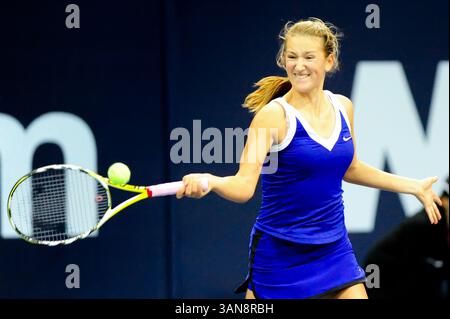 17. Oktober 2008: Victoria Azarenka (BLR) kämpft im Viertelfinalspiel bei den Zurich Open in Zürich gegen Anabel Medina Garrigues (ESP). Garrigues gewann das Spiel, nachdem Azarenka ihre Schulter im 3. Satz vertieft hatte. John C Middlebrook/CSM (Bild: © Cal Sport Media/ZUMA Press) Stockfoto