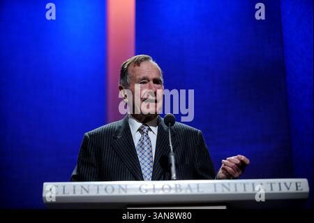 September 2008. New York City . Der ehemalige US-Präsident George Bush nimmt an der Clinton Global Initiative Teil. Die Veranstaltung bringt Spender mit Menschen zusammen, die versuchen, globale Probleme zu lösen (Credit Image: © Sharkpixs/ZUMA Press) Stockfoto