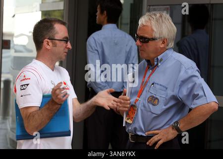 Paddy Lowe (GBR) McLaren spricht mit Charlie Whiting (GBR) FIA-Delegierter... Formel-1-Weltmeisterschaft, Rd17, Grand Prix von China, Vorbereitungen, Shanghai International Circuit, Shanghai, China, Donnerstag, 16. Oktober 2008. Stockfoto
