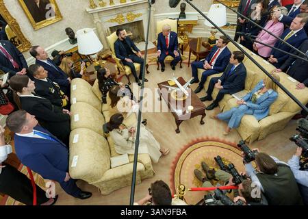 Präsident Donald Trump veranstaltet am Montag, den 14. April 2025, ein bilaterales Treffen mit Präsident Nayib Bukele aus El Salvador im Oval Office. (Offizielles Foto des Weißen Hauses von Abe McNatt) Stockfoto