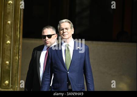 Buenos Aires, Argentinien – 14. April 2025: Scott Bessent, Finanzminister unter Donald Trumps Regierung, kommt nach Buenos Aires zu einem Treffen mit Präsident Javier Milei. Sein Besuch fällt mit dem ersten Tag zusammen, an dem Argentinien seine Währungskontrollen nach Jahren finanzieller Beschränkungen aufhebt. Es wird erwartet, dass das Treffen Gespräche über ein potenzielles von den USA finanziertes Darlehen und die Umsetzung des neuen Wirtschaftsprogramms Argentiniens, das zusammen mit einer erneuerten Vereinbarung mit dem Internationalen Währungsfonds angekündigt wurde, umfassen wird. Quelle: UNAR Photo/Alamy Live News Stockfoto