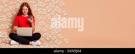 E-Mail-Nachricht. Teenager mit Smartphone und Laptop auf beigefarbenem Hintergrund, Bannerdesign mit Platz für Text. Briefumschläge hinter ihr Stockfoto