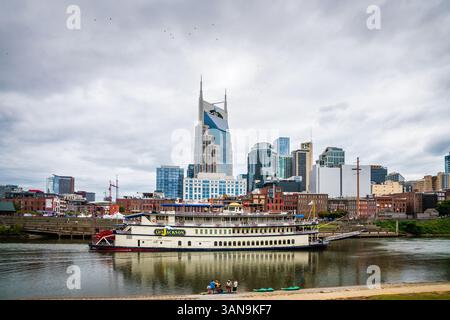 13. Oktober 2023, Nashville, TN: General Jackson Cruise Boat auf dem Cumberland River mit der Skyline von Nashville im Hintergrund Stockfoto