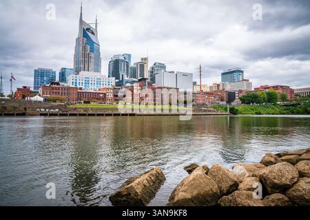13. Oktober 2023, Nashville, TN: Malerischer Blick auf die Skyline von Nashville, Tennessee und den Cumberland River Stockfoto