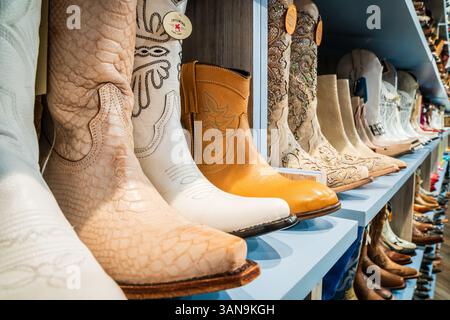 13. Oktober 2023, Nashville, TN: Stiefel im Western-Stil in den Regalen des Schuhgeschäfts im Zentrum von Nashville, Tennessee Stockfoto