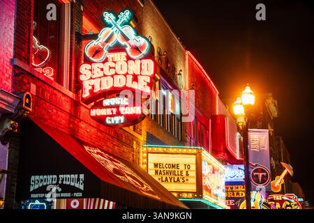 13. Oktober 2023, Nashville, TN: Berühmte Neonschilder auf der Broadway Street in der Innenstadt von Nashville bei Nacht Stockfoto