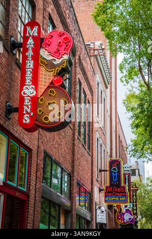 Oktober 2023, Nashville, TN: Shops und Bars in der Innenstadt von Nashville bei Tageslicht Stockfoto