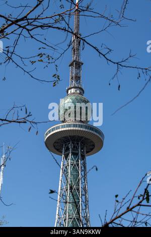 Qingdao Fernsehturm gegen den blauen Himmel, Qingdao, Shandong, China. Stockfoto