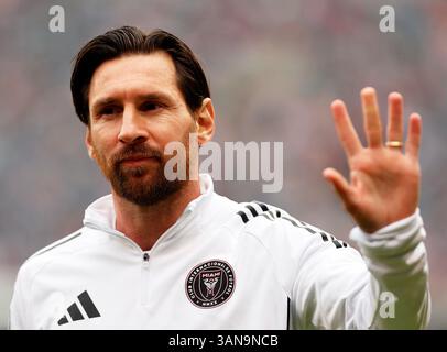 Chicago, USA, 13. April 2025. Major League Soccer (MLS) Lionel Messi von Inter Miami CF würdigt einige Fans während der Aufwärmphase vor dem Spiel gegen CH Stockfoto