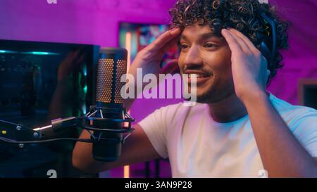 Arabian Indian Muslim man spricht Mikrofon Blogger, der Videospiel spielt und männlich fröhlich fröhlich Guy Gamer Sieger Streamer Siegererfolg gewinnt Stockfoto