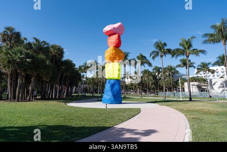 Miami, Florida, USA - 18. Dezember 2024: Bass Museum of Art in Miami. Miami Mountain. Rainbow-Kunstwerk des Designers Ugo Rondinone in Collins installiert Stockfoto