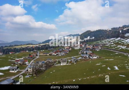Drohnenbild, Wohngebäude, Siedlungsgebiet, Pfarrkirche, Riefensberg, Bregenzerwald, Vorarlberg, Österreich, Europa Stockfoto
