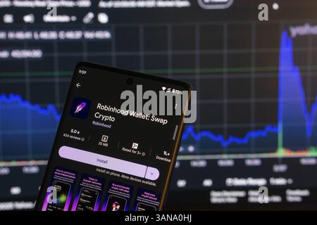 Dhaka, Bangladesch 08. März 2025: Installationsbildschirm der Robinhood Wallet-App auf einem Smartphone und der Finanzmarktplan im Hintergrund Stockfoto