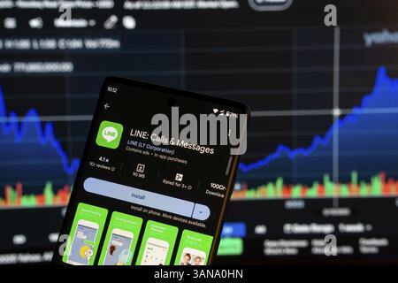 Dhaka, Bangladesch 08. März 2025: Installationsbildschirm der LINE-App auf einem Smartphone und die Finanzmarktkarte im Hintergrund Stockfoto