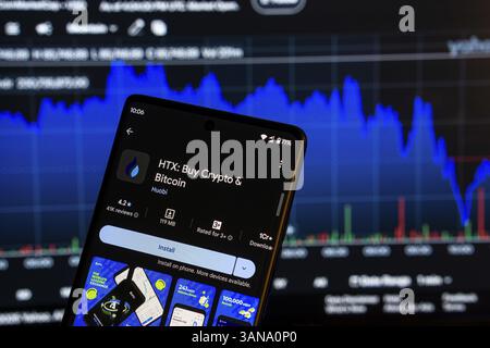 Dhaka, Bangladesch 08. März 2025: Installationsbildschirm der HTX-App (Huobi) auf einem Smartphone und die Finanzmarktkarte im Hintergrund Stockfoto