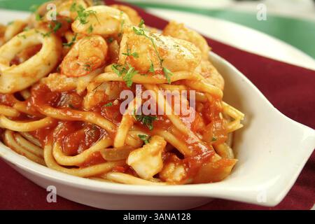 Köstliche Spaghetti Marinara mit Fisch, Garnelen, Calamari und Muscheln mit einer scharfen Tomatensauce Stockfoto