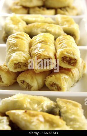 Köstlich süße, frisch gebackene Baklava, servierfertig Stockfoto