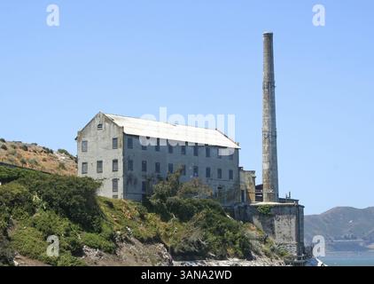 Die Ruinen des Rauchschachts und eines Teils des Kraftwerks in Richtung Süden auf Alcatraz Island Stockfoto