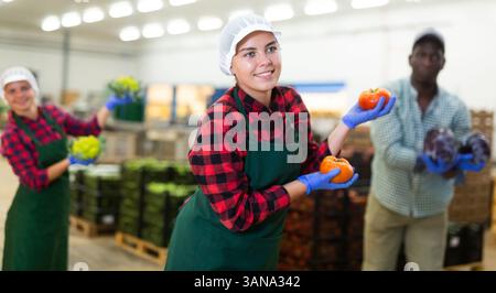 Gemüselagerarbeiter, die am Arbeitsplatz tanzen Stockfoto