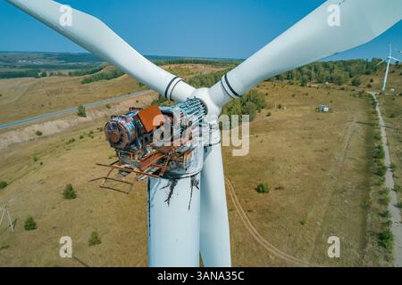 Luftaufnahme einer Windkraftanlage mit Brandschäden in einer ländlichen Landschaft tagsüber Stockfoto
