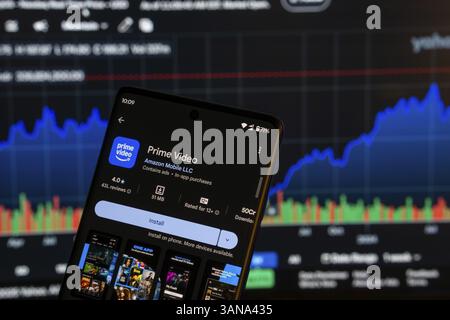 Dhaka, Bangladesch 08. März 2025: Installationsbildschirm der Amazon Prime Video App auf einem Smartphone und der Finanzmarktplan im Hintergrund Stockfoto