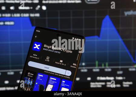 Dhaka, Bangladesch 08. März 2025: Installationsbildschirm der Kryptowährungsbörse BingX App auf einem Smartphone und dem Finanzmarktchart in der BA Stockfoto