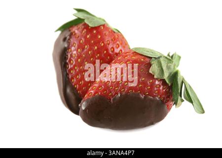 Frische Erdbeeren in geschmolzene Schokolade getaucht, servierfertig Stockfoto