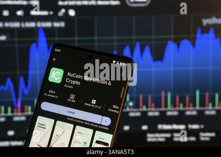 Dhaka, Bangladesch 08. März 2025: Installationsbildschirm der KuCoin-App auf einem Smartphone und die Finanzmarktkarte im Hintergrund Stockfoto