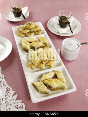 Köstlich süße, frisch gebackene Bakalava serviert mit Kaffee Stockfoto